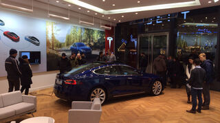 <p>mid Düsseldorf - Sehen und gesehen werden: Das Tesla Model S ist jetzt auf der Düsseldorfer Luxus-Meile "Kö" zu bestaunen.</p>