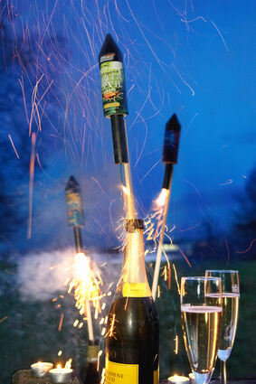 <p>mid Groß-Gerau - An Silvester verschossene Böller und Raketen können Brand- und Schmauchspuren auf dem Lack von Autos und Dellen im Blech hinterlassen oder gar Scheiben zum Bersten bringen.</p>