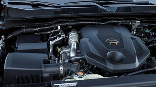 <p>mid Nürburg - Der doppelt aufgeladene 2,3-Liter-Dieselmotor des Navara stellt je nach Ausführung 160 PS oder 190 PS und maximal 403 bzw. 450 Nm Drehmoment bereit, das bereits ab 1.500/min anliegt.</p>