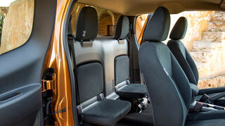 <p>mid Nürburg - Im Nissan Navara King Cab sind die Platzverhältnisse hinter den Vordersitzen dürftig: Das Klapp-Gestühl ist allenfalls eine Notlösung für kürzere Strecken.</p>