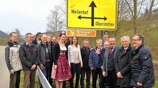 <p>Die Stimmung war prächtig. Kein Wunder, es gab ja auch Grund zur Freude: Wie das kleine Schild verrät, fängt die Württemberger Weinstraße ab sofort in Oberstetten an, was Winzer sowie Ortschafts- und Gemeinderäte genauso freute wie die beiden Weinhoheiten Anja Gemmrich und Eileen Staudt sowie (von rechts) Bürgermeister Rüdiger Zibold, Weinbauverbandspräsident Hermann Hohl und Jochen Müssig vom Tourismusverband sowie Ortsvorsteher Jochen Haag (Fünfter von rechts).</p>