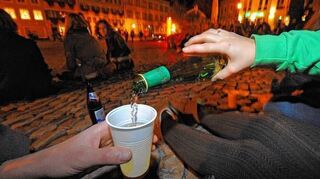<p>Die Zahl der Jugendlichen, die im Main-Tauber-Kreis wegen Alkoholvergiftungen im Krankenhaus behandelt werden mussten, ist leicht rückläufig. Der Grund dafür könnte in den Präventionsprogrammen, die in der Region angeboten werden, und der stärkeren Sensibilisierung von Jugendlichen für das kritische Thema liegen.</p>