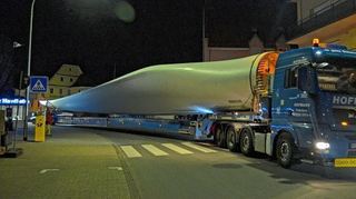 <p>Die gesamte Straßenbreite wird ausgeschöpft, bis der 63 Meter lange Schwerlasttransporter am Marktplatz in Hardheim um die Kurve gefahren ist.</p>