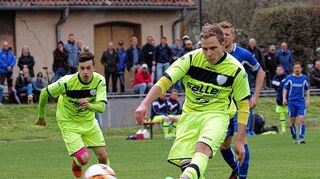 <p>Kevin Scheidel verwandelt den Elfmeter zur Weikersheimer 1:0-Führung im Bezirksligamatch gegen Braunsbach.</p>