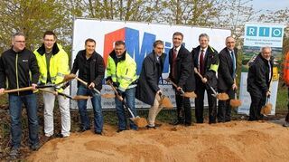 <p>Beim Spatenstich für die weitere Erschließung des RIO (von links): Matthias Steinmacher (Bauamt der Stadt Osterburken), Edgar Tadler (Baufirma Müller), Marco Rieß, die Bürgermeister der RIO-Gemeinden sowie Horst Rieß und Klaus Issel vom Ingenieurbüro Sack und Partner.</p>