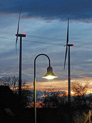 <p>Eine Art "Discobeleuchtung" des Nachts befürchtet die BGN am Standort "Kornberg/Dreimärker": Die dort geplanten Windräder sollen - im Gegensatz zu den Windkraftanlagen bei Guggenberg (Bild) - zusätzlich eine so genannte "Blattspitzenhindernisbefeuerung" erhalten.</p>