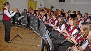 <p>Die Musikkapelle Bretzingen unter Leitung ihrer Dirigentin Melanie Ehrenfried gestaltete den Festabend anlässlich ihres 90-jährigen Bestehens musikalisch.</p>