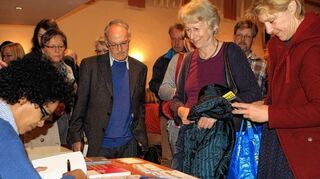 <p>Zahlreiche Besucher der Infoveranstaltung mit Mo Asumang nutzten die Gelegenheit, sich das Buch von der Autorin signieren zu lassen.</p>