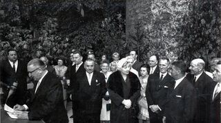 <p>Bürgermeister Walter Grosch bei der Festrede am 29. Mai 1966 in Tauberbischofsheim auf dem Schlossplatz.</p>