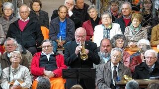 <p>Feine Nuancen bestimmten das Konzert von Claude Rippas - hier bei der Zugabe am Lettner der Bronnbacher Klosterkirche - und Friedrich Fröschle.</p>