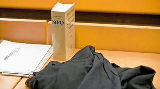 <p>Ein junger Mann aus Lauda-Königshofen hat in Würzburg eine 19-jährige Frau bis in ihr eigenes Schlafzimmer verfolgt und sie dort vergewaltigt. Nun wurde er vom Landgericht zu vier Jahren Haft verurteilt.</p>