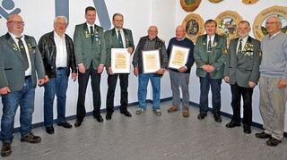 <p>Ehrungen standen bei der Jahreshauptversammlung des Schützenvereins "Diana" auf der Tagesordnung. Das Bild zeigt die neuen Ehrenmitglieder mit "Ehrenoberschützen-meister" Bruno Münch, Bürgermeister Bruno Stipp und Ortsvorsteher Valentin Kern sowie dem Vorstand.</p>