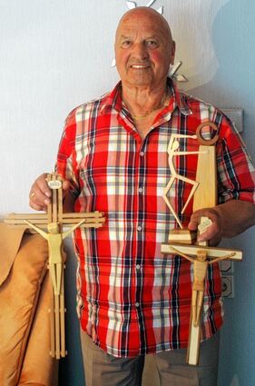 <p>Jürgen Sensbach arbeitet gerne mit Holz. Das Bild zeigt ihn mit einigen seiner Werkstücke.</p>