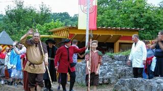 <p>Es war sein letzter Auftritt: Otto Haaf (in der Mitte im roten Gewand) verkörperte 19 Mal den Truchseß von Baldersheim. Jetzt geht er in den Ruhestand.</p>