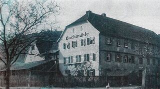 <p>Die Bachmühle von Königshofen, in der Otto Müller 1886 geboren wurde. Am 1. April 1945 wurde die "Kunstmühle" durch die Kampfhandlungen in Brand geschossen und vollständig zerstört.</p>