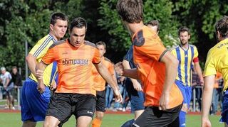 <p>Marcel Beck (hier am Ball) stellte wieder einmal seine Torjägerqualitäten unter Beweis und steuerte beim 3:2-Sieg des SC Amrichhausen gegen die DJK Bieringen zwei Treffer bei.</p>