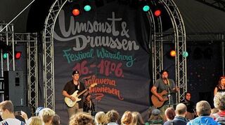 <p>"Empire of Dirt" nennt sich die Würzburger Band, der am Donnerstag die Ehre zu Teil wurde, das "Umsonst und Draussen" Festival zu eröffnen.</p>