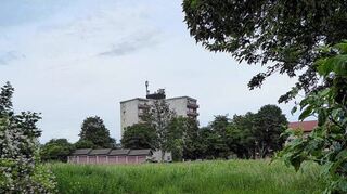 <p>Als "Gewinn und Meilenstein" für die innerörtliche Bebauung Hardheims bezeichnete Bürgermeister Rohm die Bebauung des ehemaligen Hochhaus-Areals (siehe auch Bericht auf Seite 22 über Bürgerfragen).</p>
