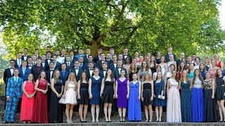 <p>Die Schüler des Abiturjahrgangs 2015/16 des Dietrich-Bonhoeffer-Gymnasiums freuen sich über die bestandene Reifeprüfung.</p>
