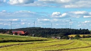 <p>Wer von Walldürn aus auf Wettersdorf zufährt, sieht von der Ortschaft erst einmal nicht viel, die Windräder im Hintergrund auf bayerischer Seite aber umso deutlicher. Die Bewohner fürchten sich deshalb vor einer Einkreisung, wenn auf Walldürner Gemarkung weitere Rotoren aufgestellt würden.</p>