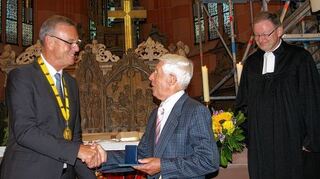 <p>Oberbürgermeister Stefan Mikulicz überreichte im Beisein von Dekan Hayo Büsing die Stadtmedaille in Silber an Hermann Förstel.</p>