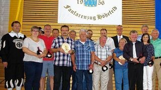 <p>Zahlreiche Mitglieder wurden beim Festkommers für ihre Treue zum Verein geehrt. Ehrenurkunden erhielten die Gründungsmitglieder Manfred , Willi , Walter , Alfred Schwab und Kurt Weber (Foto oben, sitzend, von links).</p>