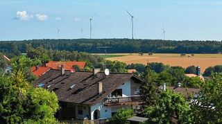 <p>Das Thema Windkraft wurde bei der Sitzung des Walldürner Gemeinderates ausgiebig diskutiert. Der Rat beschloss, den Abstand zur Wohnbebauung von 750 auf 1000 Meter zu erhöhen. Das Bild zeigt Windräder auf bayrischer Seite, vom badischen Gottersdorf aus gesehen.</p>
