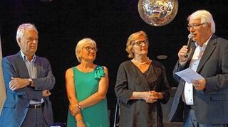 <p>Die Delegation übergab eine Spende der Stadt Külsheim an die von einem großen Hochwasser geschädigte Partnerstadt Moret: (von links) Morets Bürgermeister Patrick Septiers, Catherine Hericher (in Moret zuständig für die Partnerschaft mit Külsheim), Brigitte Reichel (Dolmetscherin) und Külsheims Alt-Bürgermeister Günther Kuhn.</p>