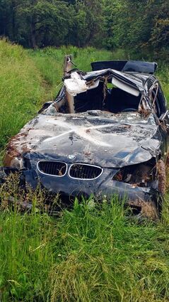 <p>Total demoliert wurde der BMW von Walter Kämmer drei Tage nach dem Unwetter aus dem Kocher geborgen.</p>