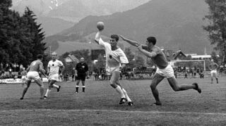 <p>Eine nicht datierte Aufnahme von einem Feldhandball-Spiel. Draußen spielte man "zehn gegen zehn" auf Fußballtore.</p>