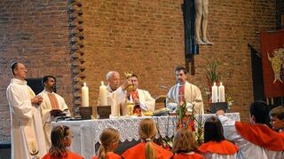 <p>Sein eisernes Priesterjubiläum feierte Pfarrer Geistlicher Rat Ludwig Dietz am Samstag in Assamstadt, wo er zahlreiche Jahre als Seelsorger wirkte.</p>