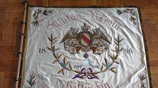 <p>Den ehemaligen Hettinger Schwestern ist es zu verdanken, dass die Fahne des Hettinger Militärvereins noch erhalten ist - und dass sie sich in einem so guten Zustand befindet. Das Bild zeigt die Vor- und Rückseite der 120 Jahre alten Fahne.</p>