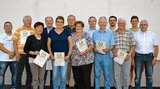 <p>Die Vorsitzenden Jürgen Waldherr (links), Frank Hartmann (Vierter von rechts) und Christian Heier (Zweiter von rechts) ehrten folgende Mitglieder: Hermann Höflein (70 Jahre), Ernst Hartmann, Wolfgang Kettner, Philipp Neckermann, Klara Rosner (alle 60 Jahre), Alfred Ditter, Günter Graf, Rudolf Karst, Horst-Dieter Schulz, Peter Stephan (alle 50 Jahre), Roswitha Beil, Carsten Türksch (beide 40 Jahre), Jürgen Sendelbach, Jochen Tröster sowie Heike, Josef und Tina Zipf (alle 25 Jahre).</p>