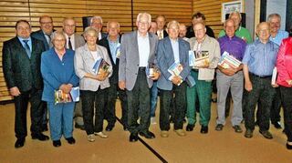 <p>Die Volksbank Limbach ehrte langjährige Mitglieder. Das Bild zeigt diese mit den Vorständen Edith Weber, Werner Speth und Klaus Scholl, sowie den Aufsichtsratsvorsitzenden Bruno Stipp und vom Baden-Württembergischen Genossenschaftsverband Horst Straub.</p>