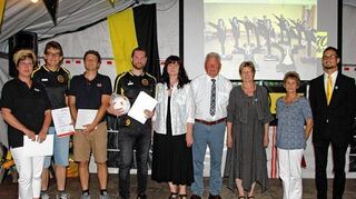 <p>Langjährige Spieler, Übungsleiter und Funktionäre des SV Leibenstadt wurden anlässlich des 70-jährigen Bestehens des Vereins geehrt (links). Außerdem wurden langjährige Mitglieder, darunter sogar einige Gründungsmitglieder des Sportvereins, gewürdigt.</p>
