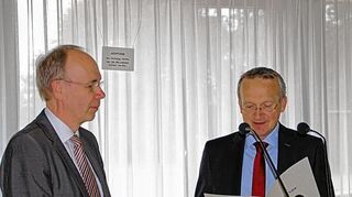 <p>Mit einem Beatles-Song stimmte ein Schulchor in die Abschiedsfeier ein (Bild oben). Abteilungsleiter Michael Kilper vom Regierungspräsidium (untere Bilder, rechts) verabschiedete den bisherigen Schulleiter Kurt Heuser und führt seine Kollegin Christiane Ballas-Mahler in ihr neues Amt ein.</p>