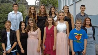 <p>Das Bild zeigt die Abschlussklasse mit Klassenlehrerin Carmen Widmann (vorne rechts).</p>