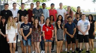 <p>Die glücklichen Absolventen des Berufskolleg Fremdsprachen mit ihrer Klassenlehrerin Yvette Rötlich.</p>