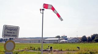 <p>Sollte der Windpark auf dem Gewann "Kornberg/Dreimärker" in der geplanten Form realisiert werden, könnten wirtschaftliche Probleme auf die Bau- und Betriebs-GmbH Flugplatz Walldürn zukommen.</p>