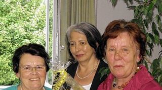 <p>Karin Lindegger und Hannelore Schafbauer wurden von DRK-Kreisgeschäftsführerin Sigrid Schmitt verabschiedet.</p>