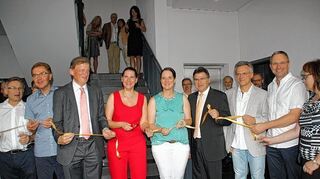 <p>Zur Einweihung gehört der Schnitt mit der Schere. Die Aufnahme zeigt (von links): Lothar Schmitt (Bäckerei und Café), Tilmann Rossmanith (Praxis für Neurologie und Psychiatrie), Manfred Bauer (verantwortlicher Gesamtprojekt-Architekt), Sabine Wittwer (Zahnärzte Weikersheim), Verena Erhard (Logopädie-Praxis), Bürgermeister Klaus Kornberger, Joachim Michel (Praxis für Allgemein- und Sportmedizin), Günter Steinmüller (Zahnärzte Weikersheim) und Beate Bauer (Geschäftsführerin Projektentwickler Bauer Immobilien GmbH&Co.KG).</p>