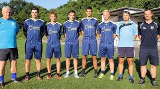 <p>Die Neuen beim SV Wachbach zusammen mit den Funktionsträgern (von links): Trainer Wolfgang Tittl, Adrian Brunner, Felix Gutsche, Jakob Scheidel, Benedikt Dörner, Philipp Kaufmann, Co-Trainer Rainer Dörner und Abteilungsleiter Jordan Murphy.</p>