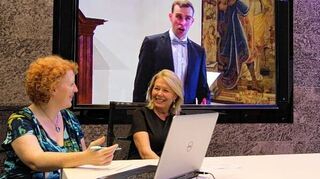<p>Nach dreitägiger Juryklausur stehen die 50 Nachwuchstalente fest, die zum achten Europäischen Gesangswettbewerb "Debut 2016" eingeladen werden: Clarry Bartha (Künstlerische Leitung "Debut 2016", im Bild rechts) und Christina Domnick (Studienleiterin Komische Oper Berlin) bei ihrer Arbeit in der Wittenstein Innovationsfabrik.</p>