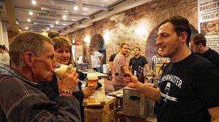 <p>David Hertl (Vordergrund rechts), hier beim Wertheimer Craft Beer Festival, kommt am Samstag, 27. August, auf die Burg und stellt seine Craftbiere vor.</p>