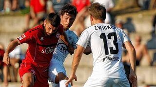 <p>Anastasios Lagos (links) wird am Sonntag beim ersten Zweitliga-Heimspiel der Würzburger Kickers in dieser Saison gegen den 1. FC Kaiserslautern wohl die Position von Emanuel Taffertshofer im zentralen defensiven Mittelfeld einnehmen.</p>