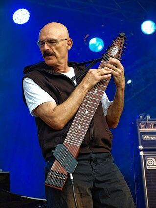 <p>Tony Levin am 10. August 2013 bei einem Konzert des Würzburger Hafensommers. Der Ausnahmebassist tritt mit seiner Band King Crimson in Stuttgart auf.</p>