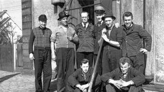<p>Um 1950 war der Bahnhof Königshofen personell gut besetzt. Unser Bild zeigt Alfred Bamberger (Dritter von links) und den Fahrdienstleiter Heinrich Burkard (Vierter von links) mit einer Gleisbaurotte.</p>