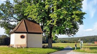 <p>Namensgebend für den Kulturweg "Unterm Herrnbild" ist die über dem Tal liegende Herrnbild-Kapelle, zu der bei der Wallfahrt am Pfingstmontag bei der Prozession das Gnadenbild der Muttergottes getragen wird.</p>