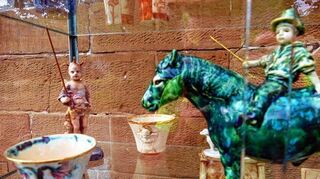 <p>Klein-Plastiken von Susanne Rudolph im Schaukasten in Bächlingen. Größeres gibt's im Schauraum ihres Ateliers nahe der Brücke zu sehen.</p>