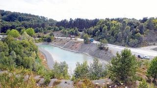 <p>Schautafeln informieren über die Erdgeschichte, die Pflanzen- und Tierwelt im Muschelkalkgebiet sowie über die Arbeitsweise im Steinbruch. Ein Besuch in der Tropfsteinhöhle lohnt sich.</p>